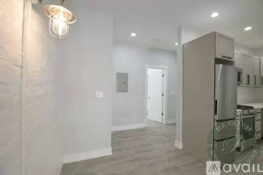 Main picture of 1059 W Glenlake Ave