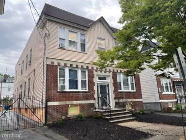 Main picture of 90 N 15th St