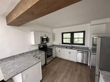 Main picture of 806 Stoughton St