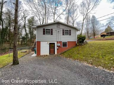 Main picture of 20 Singing Pines Dr