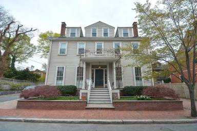 Main picture of 32 Hawthorn St
