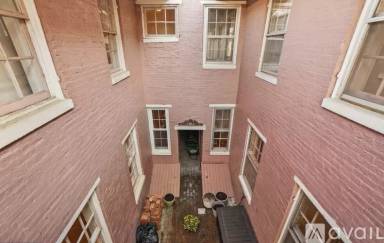 Main picture of 141 S Market St