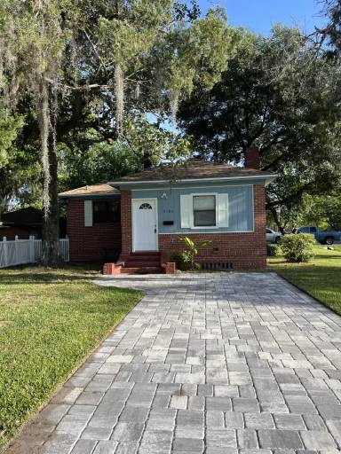 Main picture of 5105 Hollycrest Dr