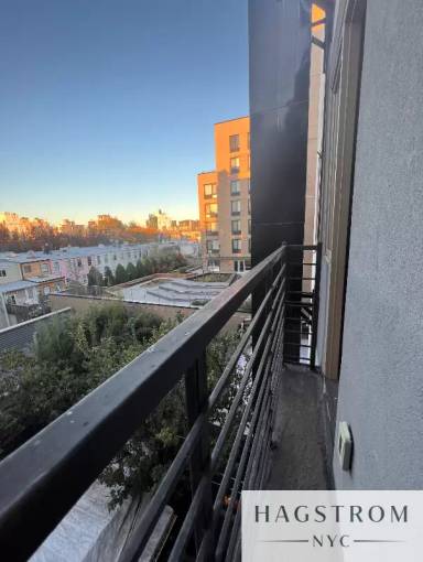 Main picture of 679 Grand St