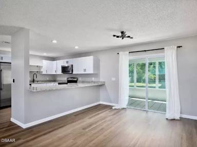 Main picture of 1601 N Normandy Blvd