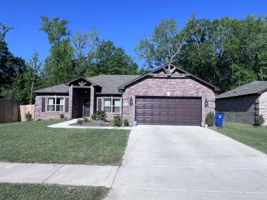 Main picture of 32 Arbor Trl