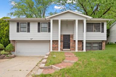 Main picture of 8 Gray Brooke Ln