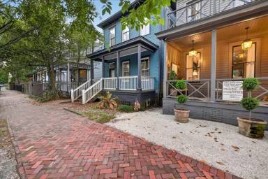 Main picture of 211 W 38th St
