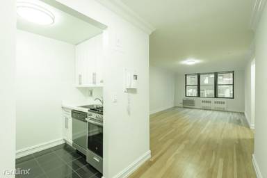 Main picture of 305 W 13th St