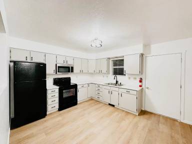 Main picture of 760 N Main St