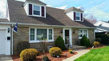 Main picture of 90 Oak St