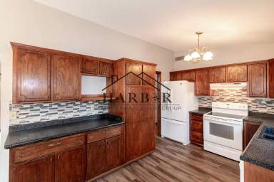 Main picture of 810 1st St NW