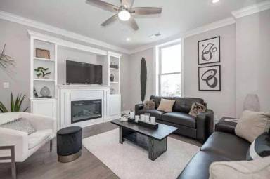 Main picture of 369 E Main St