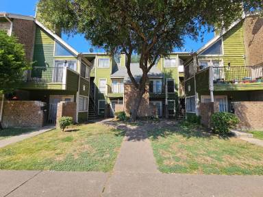 Main picture of 9823 Walnut St