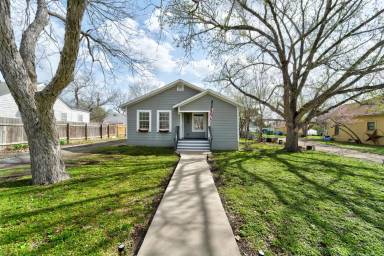 Main picture of 900 Victoria St