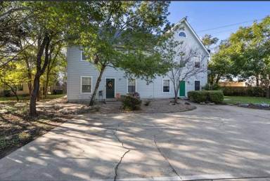 Main picture of 2908 Whisper Oaks Ln