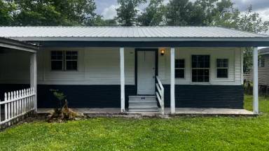 Main picture of 104 W Evergreen St