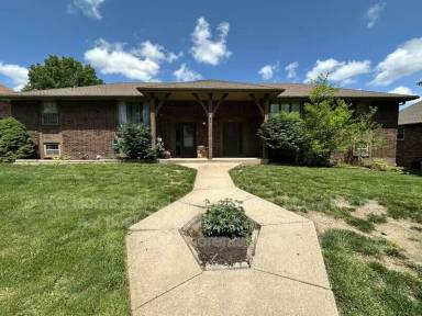 Main picture of 209 NW Highland Ln