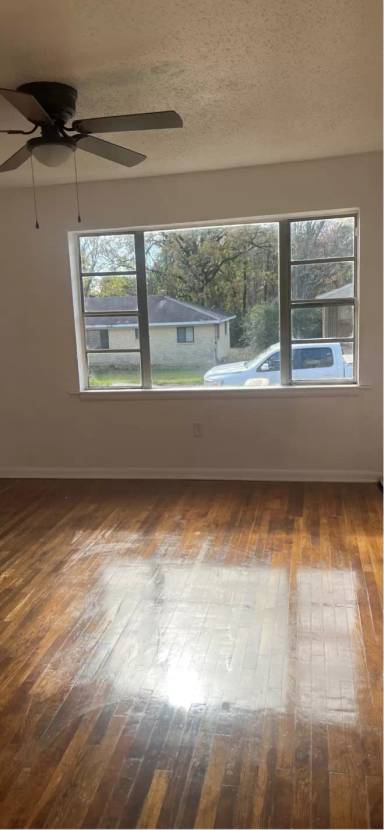 Main picture of 813 W 52nd St