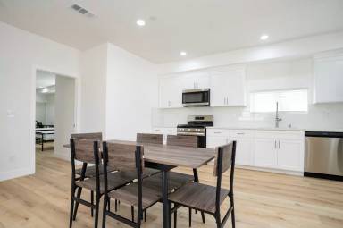 Main picture of 1286 W 35th Pl
