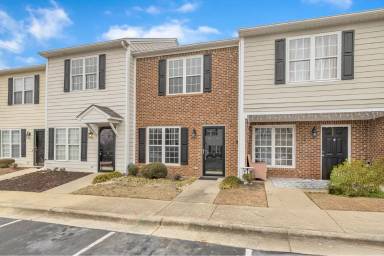 Main picture of 5 Cheltenham Dr