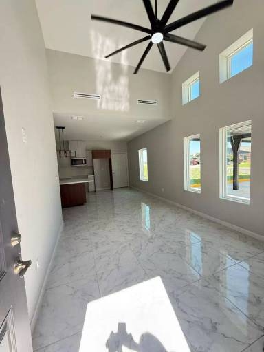 Main picture of 905 W 8th St