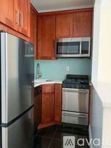 Main picture of 1588 York Ave