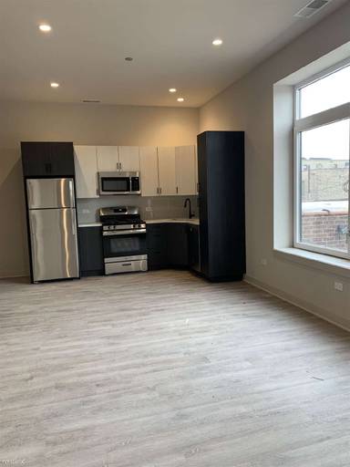 Main picture of 4914 N Clark St