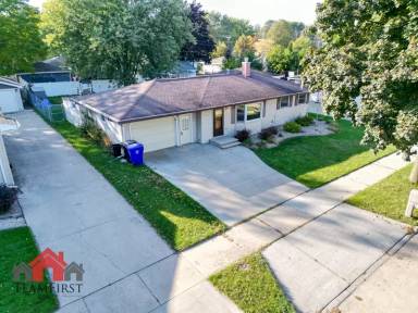 Main picture of 2401 S Walden Ave