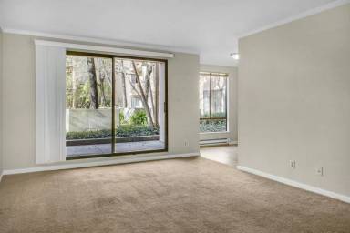 Main picture of 9 Commodore Dr