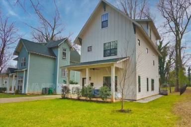 Main picture of 423 Sylvania Ave