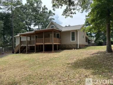 Main picture of 147 W Putnam Ferry Rd