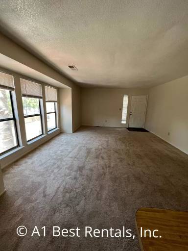 Main picture of 32 W 7th St