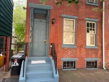 Main picture of 123 Jackson St