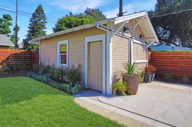 Main picture of 125 E Alvarado St