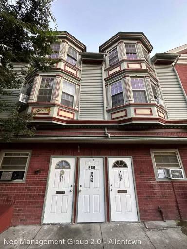 Main picture of 678 Northampton St