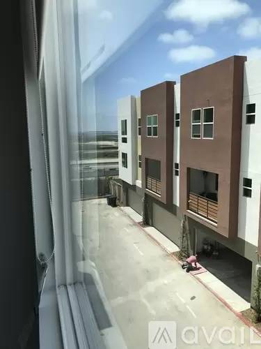 Main picture of 708 Harbor Ln