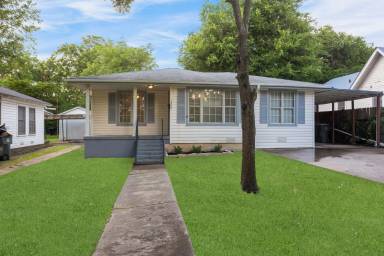 Main picture of 1206 S 43rd St