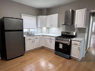 Main picture of 102 Bayview Ave