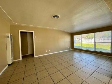 Main picture of 615 W 48th St