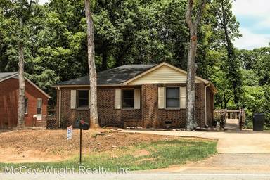 Main picture of 500 Woodcrest Dr