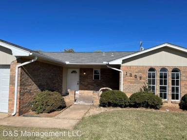 Main picture of 1009 SW 94th St