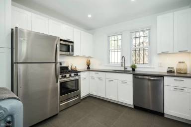 Main picture of 114 W Queen Ln