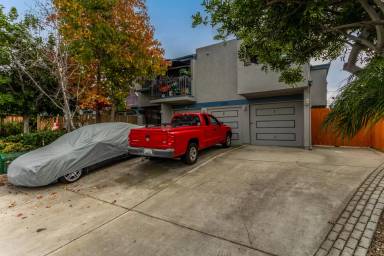 Main picture of 1463 Essex St