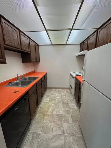 Main picture of 1502 E Gateway Cir S