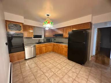 Main picture of 2892 E 195th St