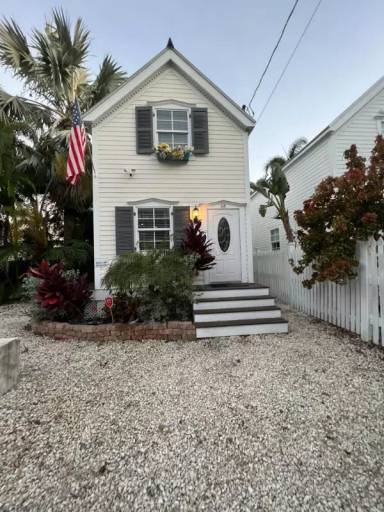 Main picture of 918 James St
