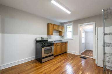 Main picture of 132 Davis St