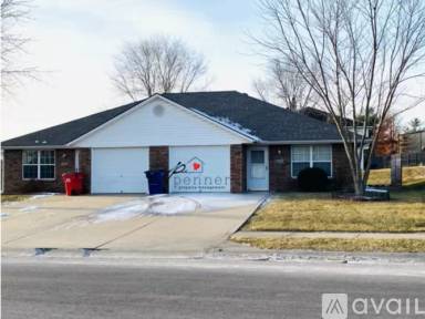 Main picture of 211 NW Woodbury Dr