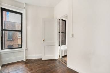 Main picture of 1427 York Ave